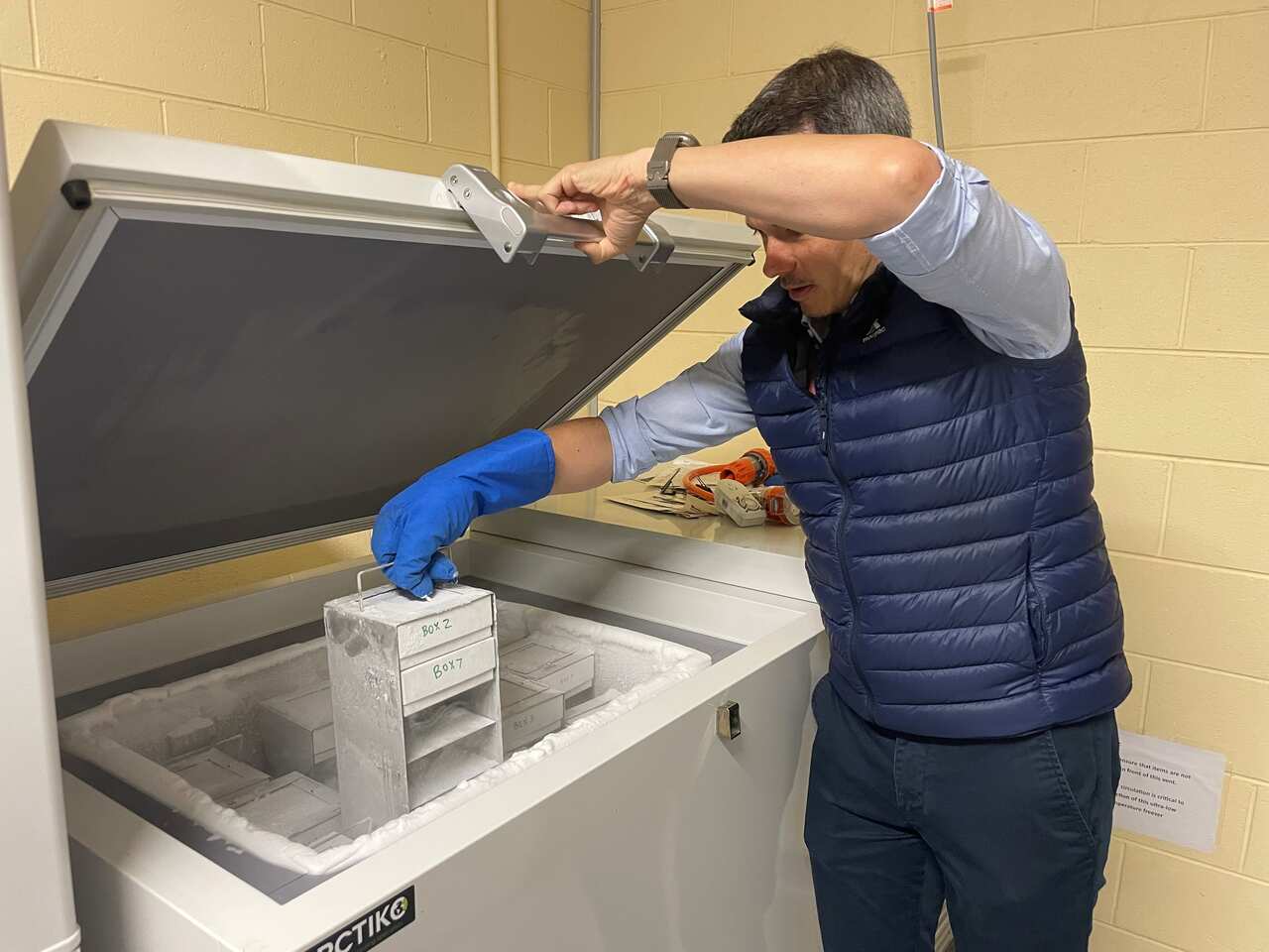 Alastair Esemplari di semi congelati nei sotterranei del National Herbarium of Victoria_.jpg