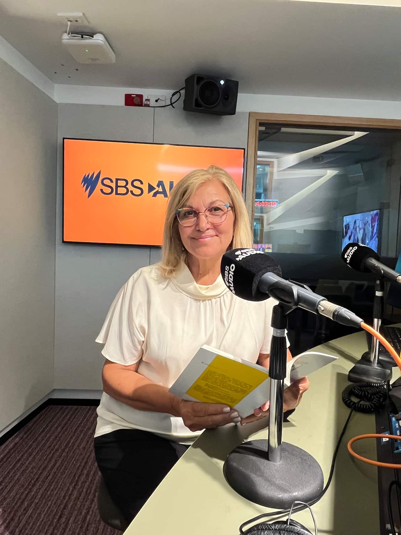 Η Άνδρια Γαριβάλδη στον ραδιοθάλαμο του SBS στη Μελβούρνη, Φεβρουάριος 2025 