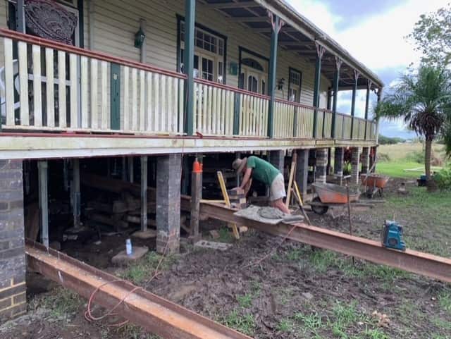 La casa de Elizabeth Guerrero en proceso de elevación