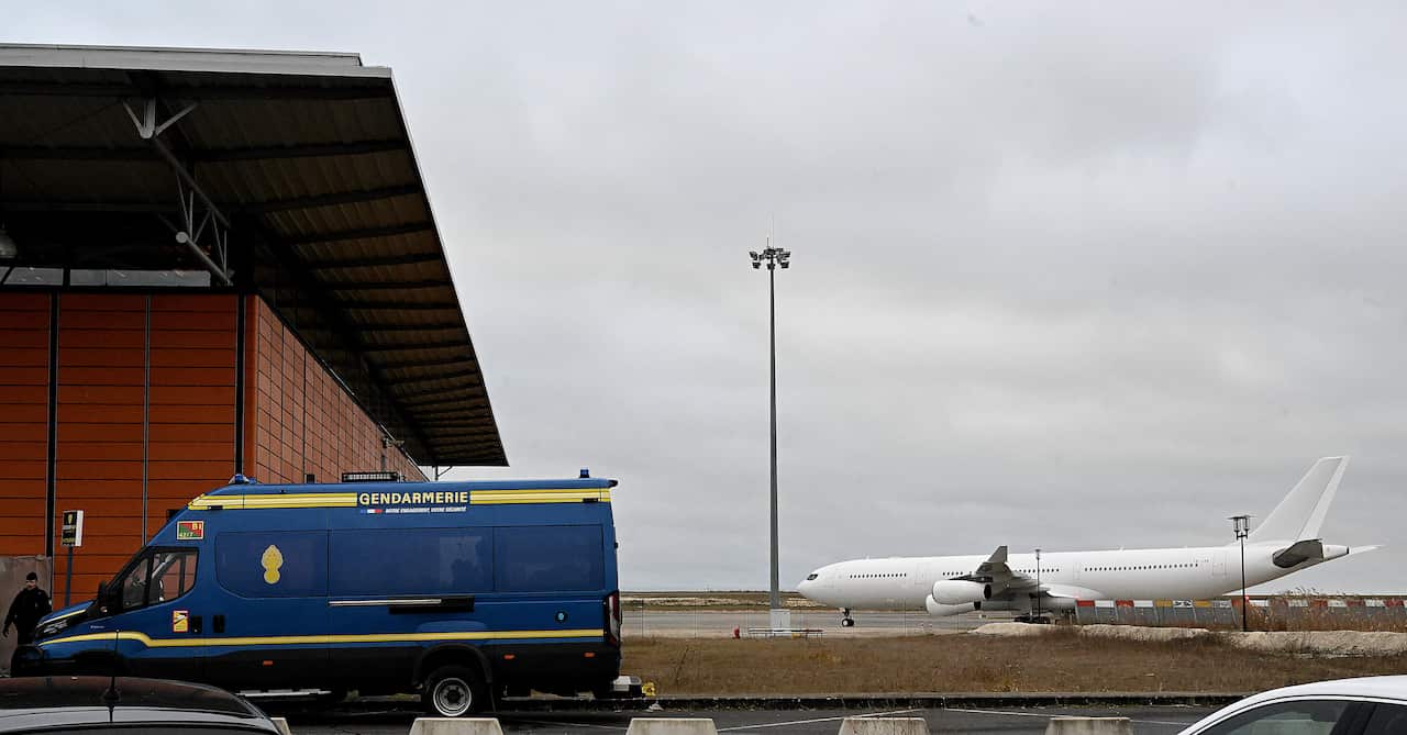 A gendarmerie vehicle in front of an Airbus A340.