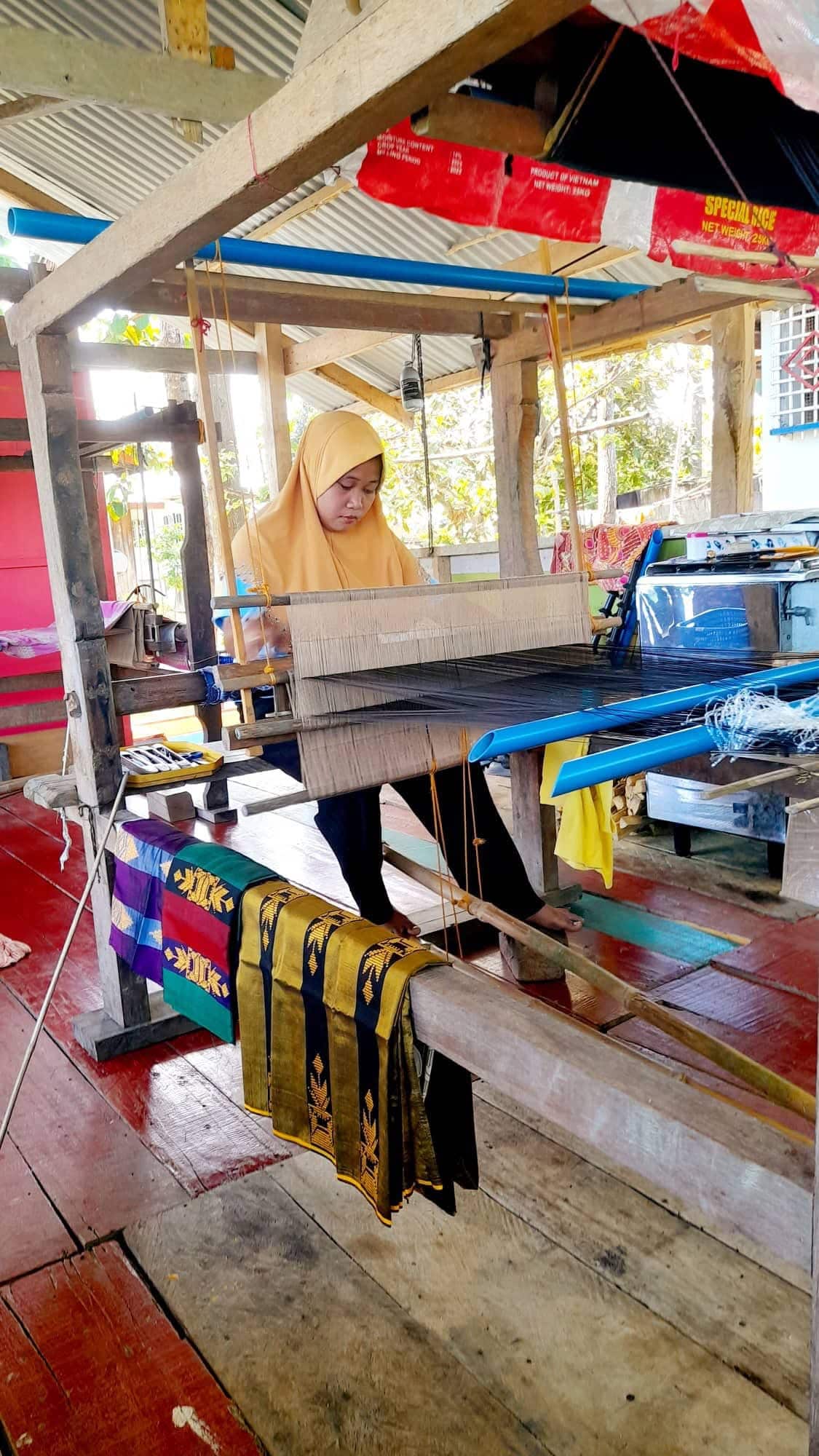 Analyn Sultan weaving Malong Inaul.JPG