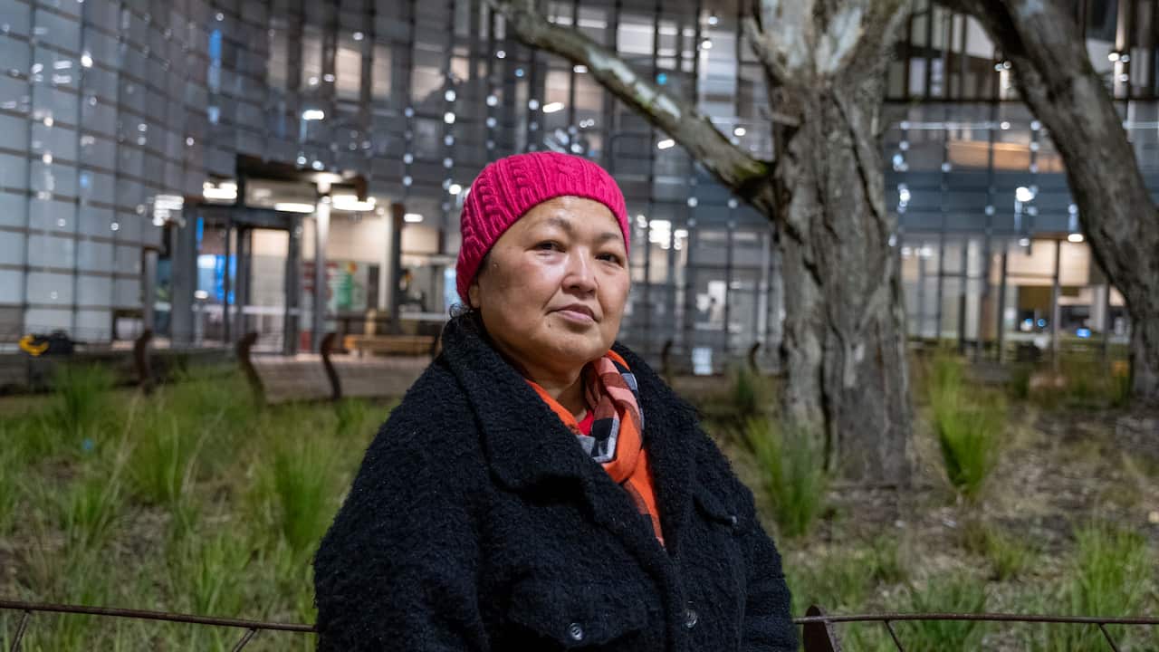 一個女人站在外面