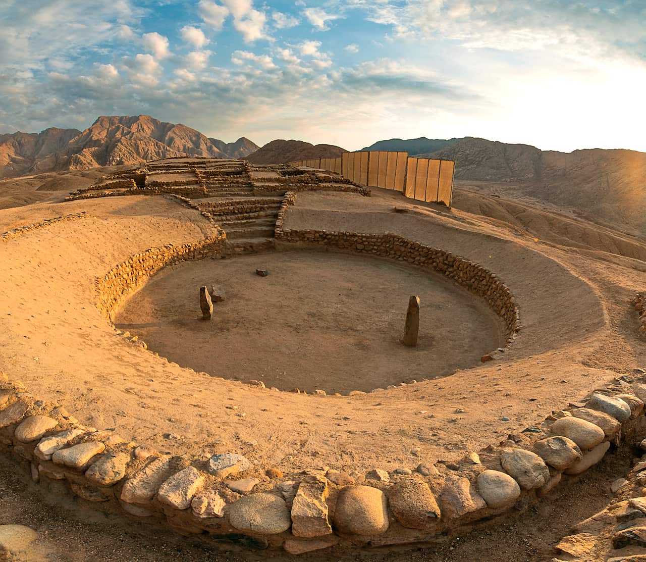 Peñico-Edificio Público con Plaza Circular Hundida 2.jpg