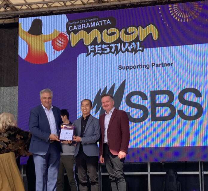 SBS是慶典的傳媒夥伴，卡邦尼和鮑文向許敏慧頒發感謝狀。