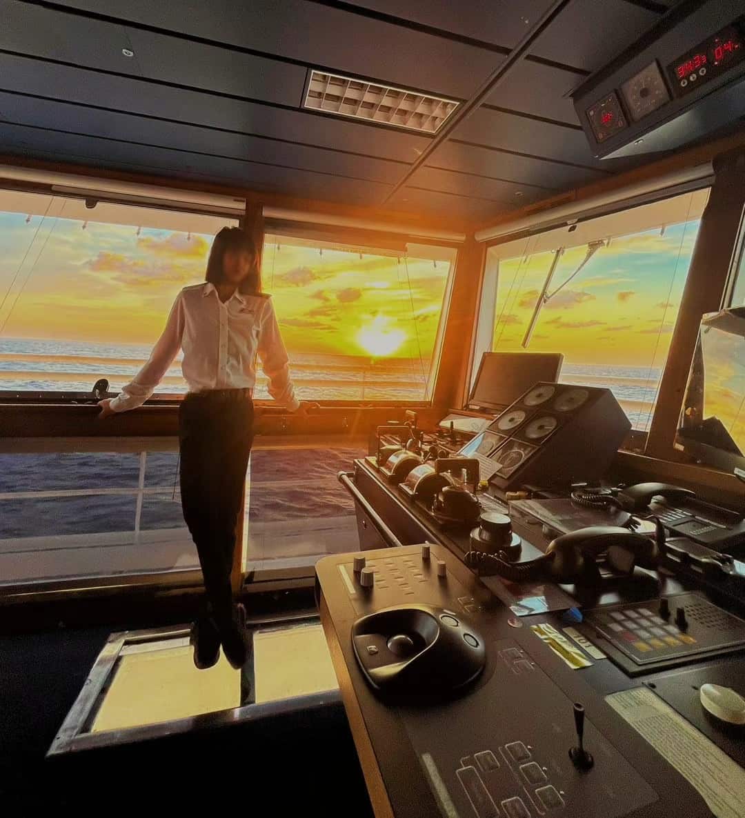 她的工作,是在暴雨中盯紧雷达,是在风浪里修改海图;一旦导航异常,她会是全船第一个被呼叫的名字。