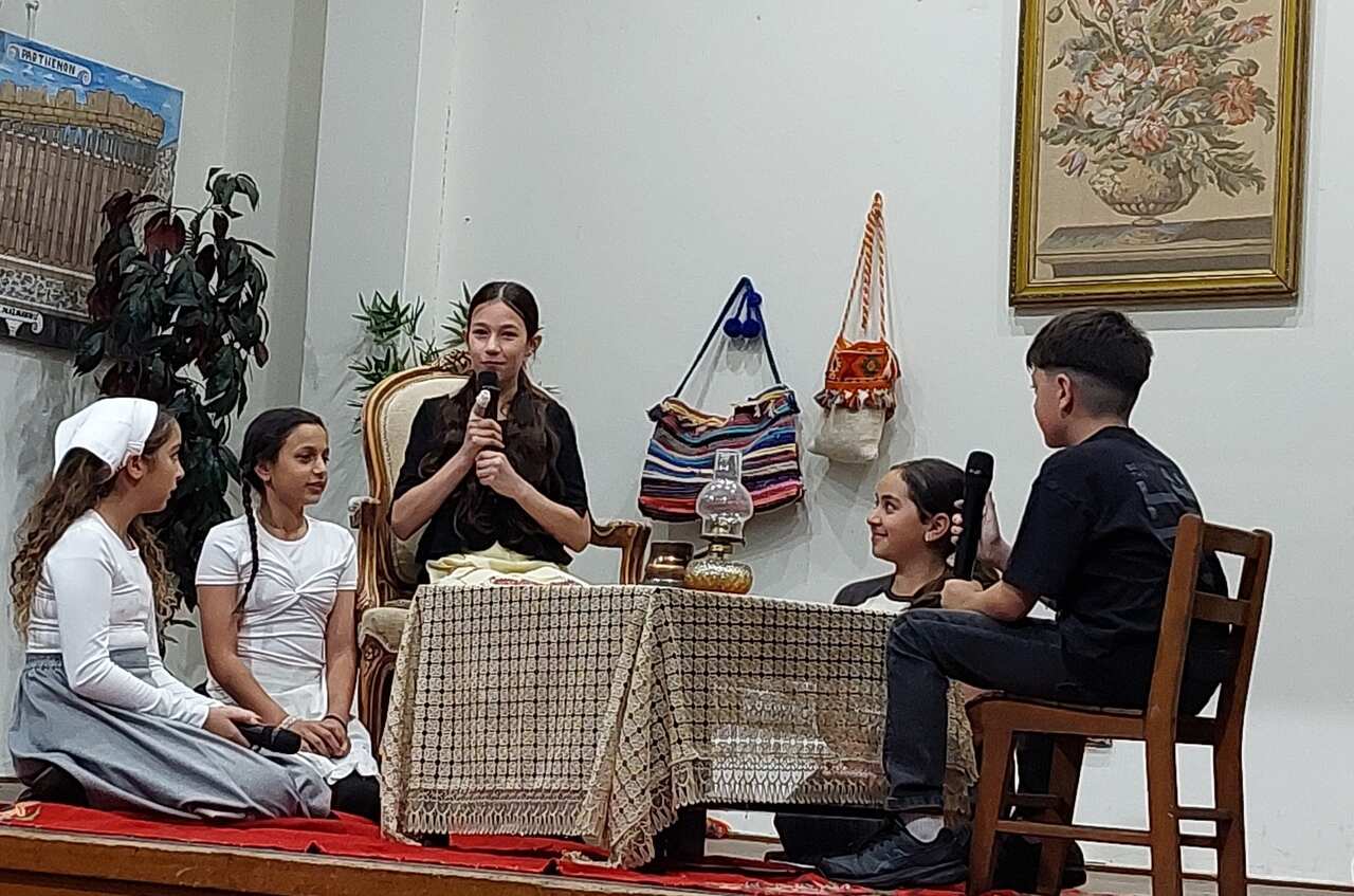 28η Οκτωβρίου μαθητές- δρώμενο.jpg