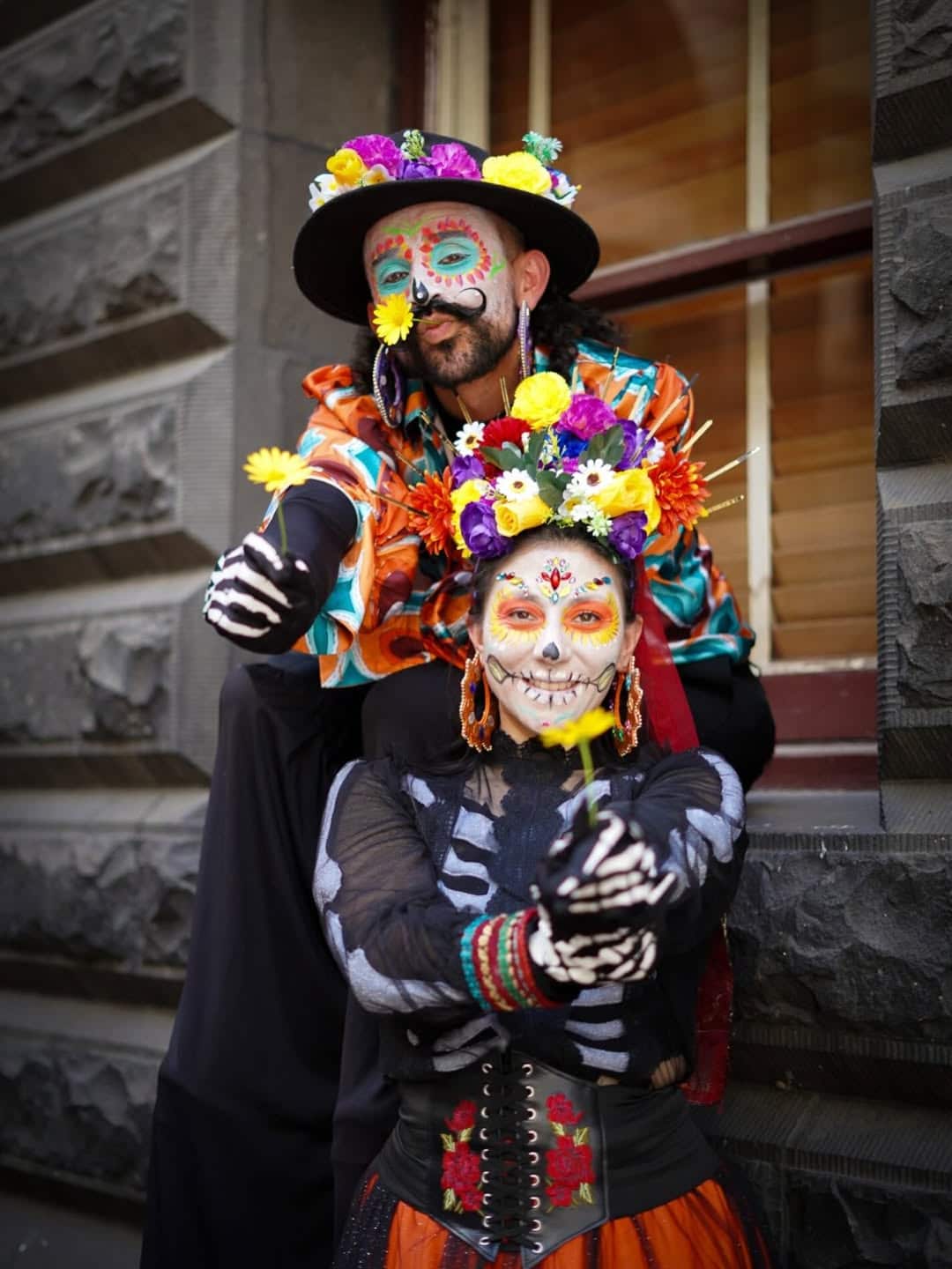 Dos colombianos llevando en la piel la magia y la fuerza de las catrinas.Celebramos a México con.jpg