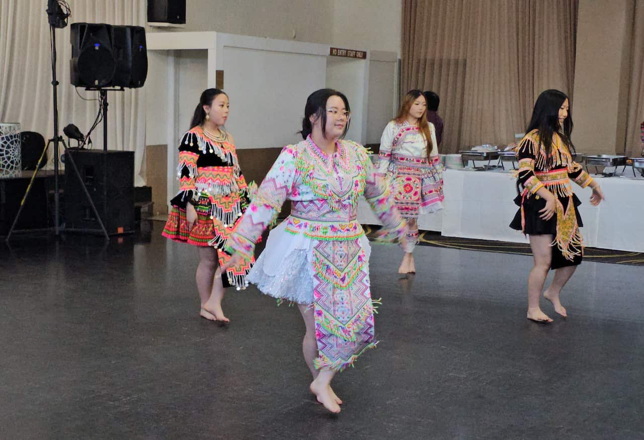 Paj tawg tshiab dancing performance (SBS).jpg