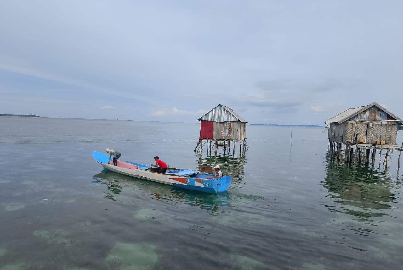 Suku Bajau dikenal tinggal di atas laut dengan rumah-rumah kayu. foto Risno.jpeg