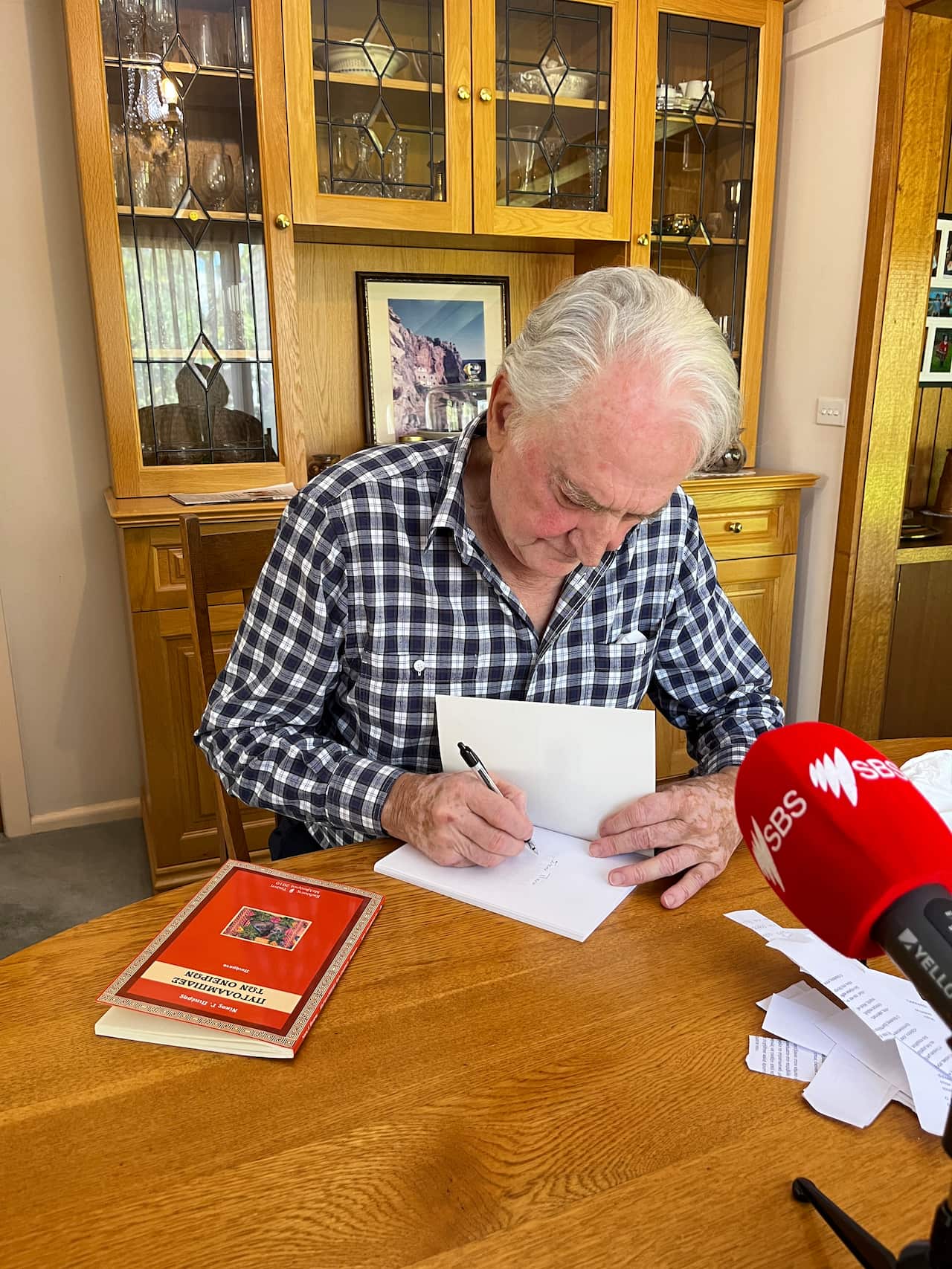 Ο Νίκος Πιπέρης στην κατοικία του στην Μελβούρνη  