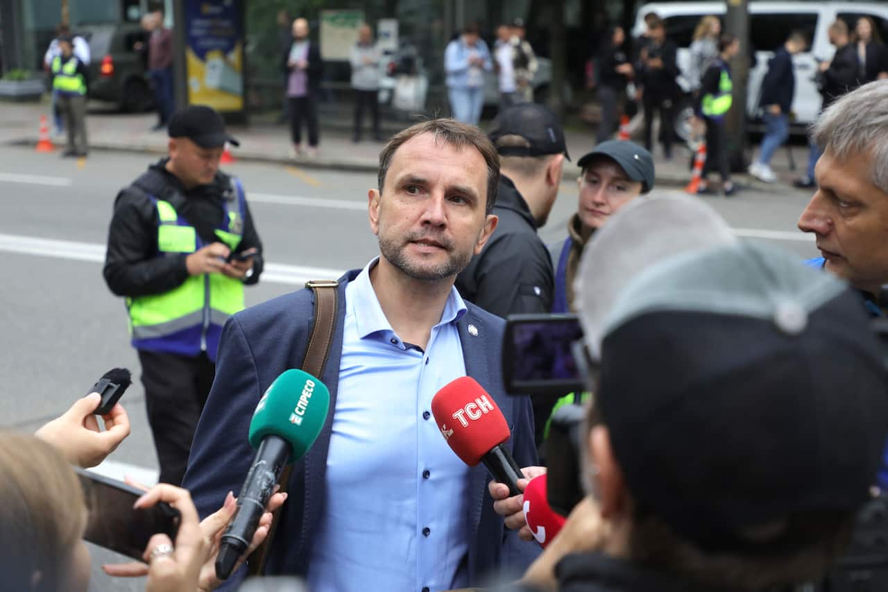 Protesters urge to restore powers of anti-corruption bodies at Ukrainian Parliament