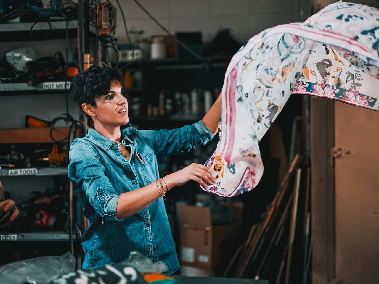 Niloufar Rezaei in factory