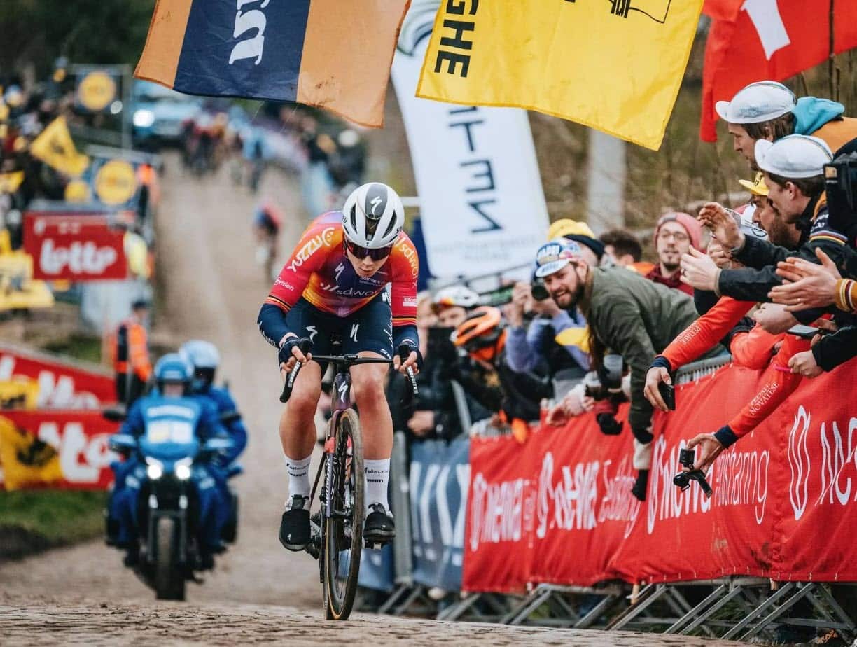 Lotte Kopecky climbing the Paterberg at the women's Ronde van Vlaanderen 2023.