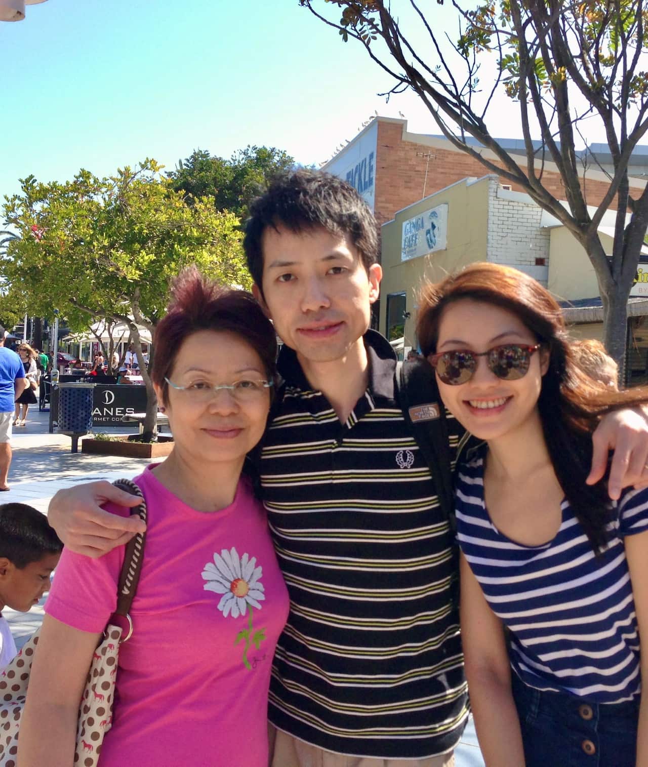 Clement 媽媽與妹妹合影.jpg