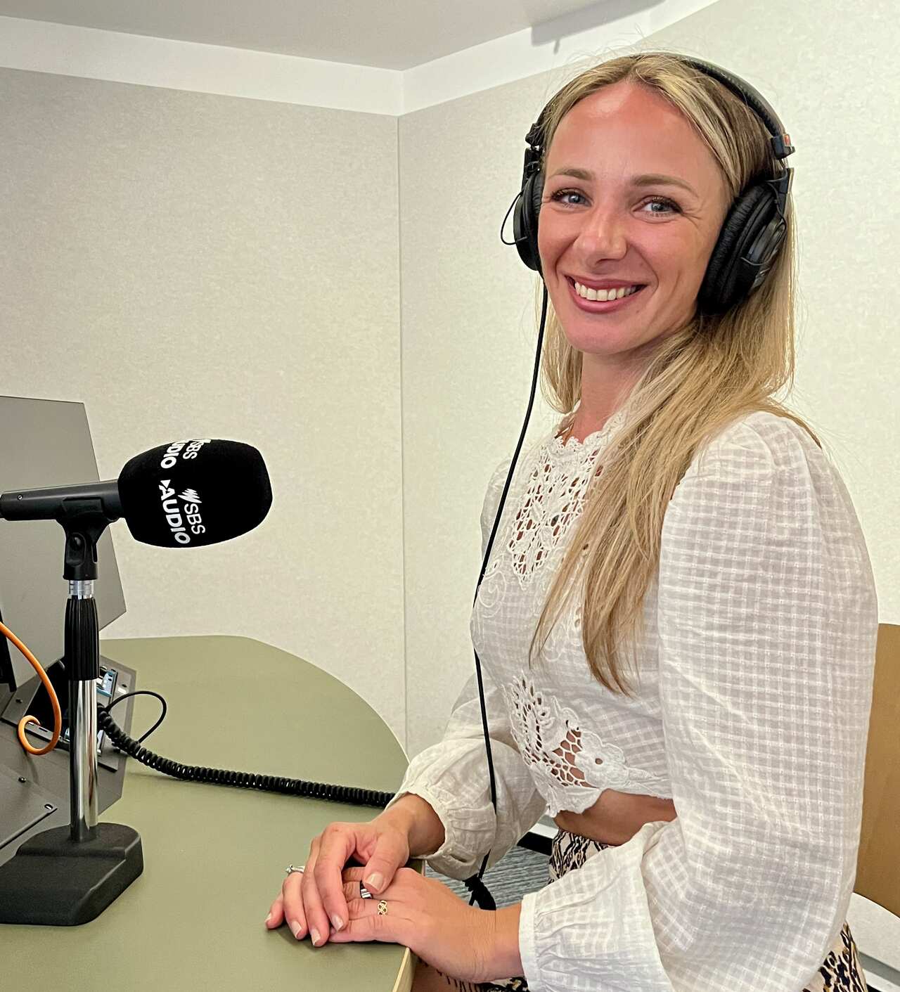 Η Αντιγόνη Ντρισμπιώτη στον ραδιοθάλαμο της Δημόσιας Ραδιοφωνίας SBS της Αυστραλίας 