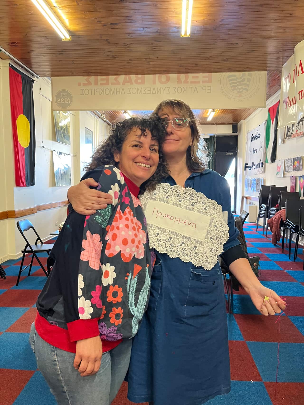 H Σόνια Ζυμάντα (Α) με την ομογενή Ελένη, που πήρε μέρος στο εργαστήριο κεντήματος τον Ιούνιο του 2025 στην αίθουσα του Εργατικού Συνδέσμου «Δημόκριτος» στη Μελβούρνη 