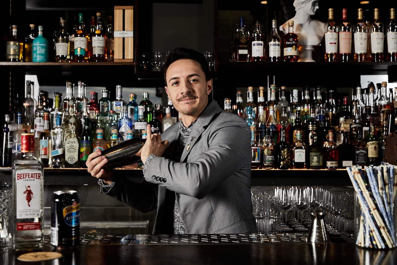 Alessandro dietro il bancone