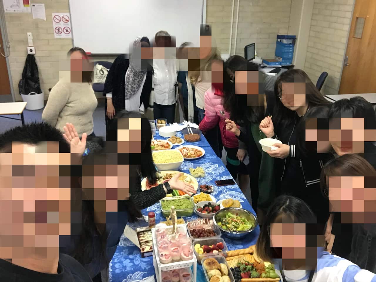 Caroline與新移民成人英語課程的同學合照