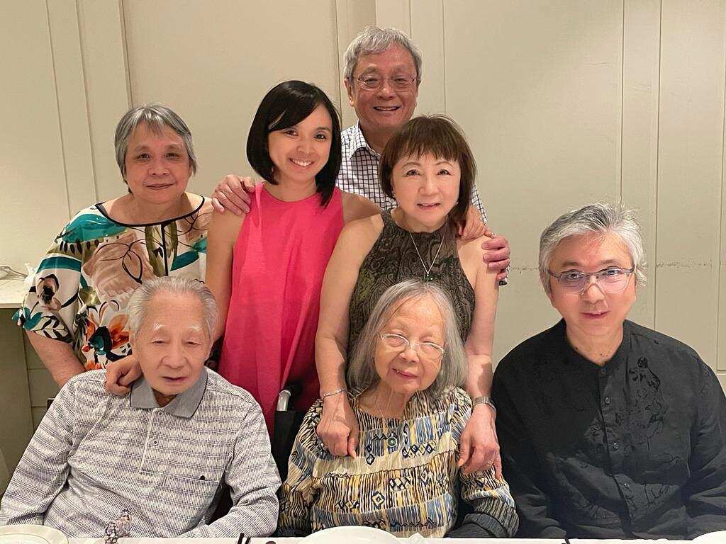 朱潘敏嘉（後排右一）今年與家人於同樂軒食團年飯時與父母等家人合照。