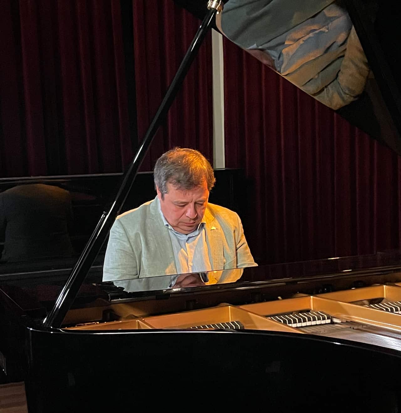 Alexey Botvinov seated at a piano 