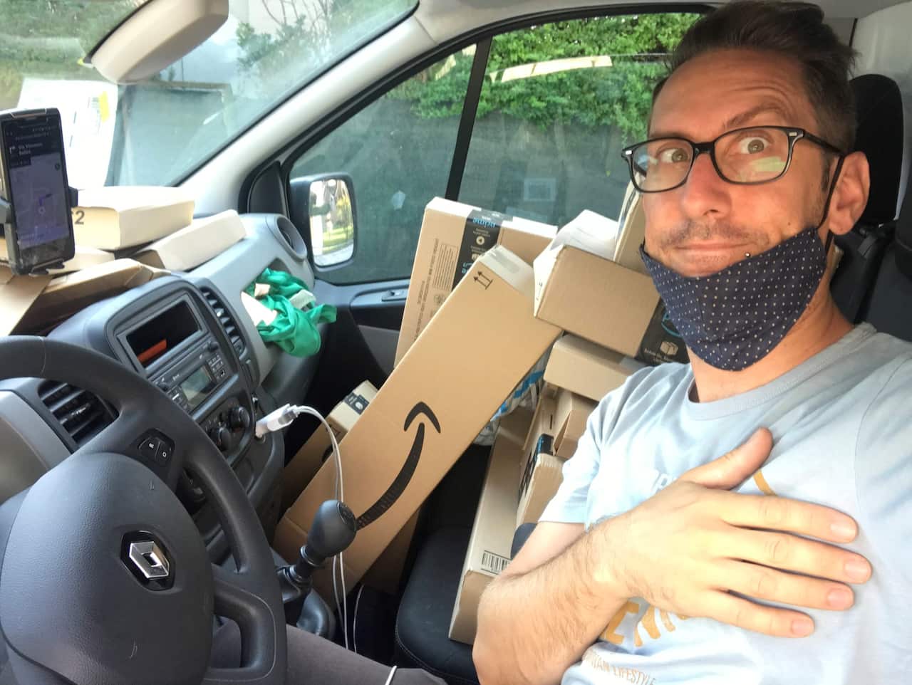 Mirko Giacomini mentre lavora come rider nella gig economy prima della cittadinanza.