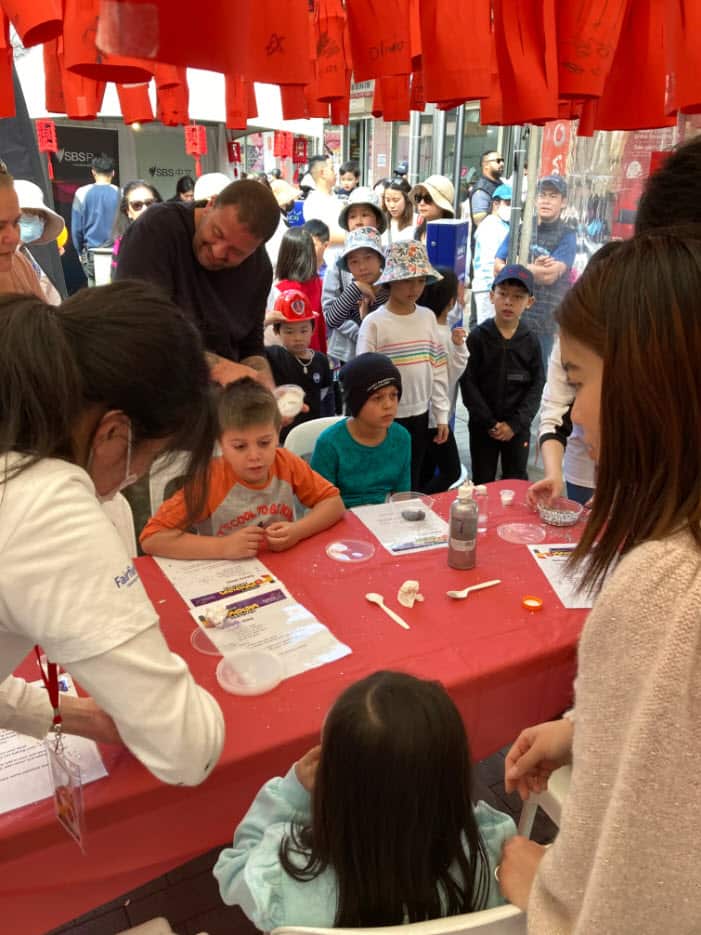 SBS擺設攤位，提供親子手工工作坊。 