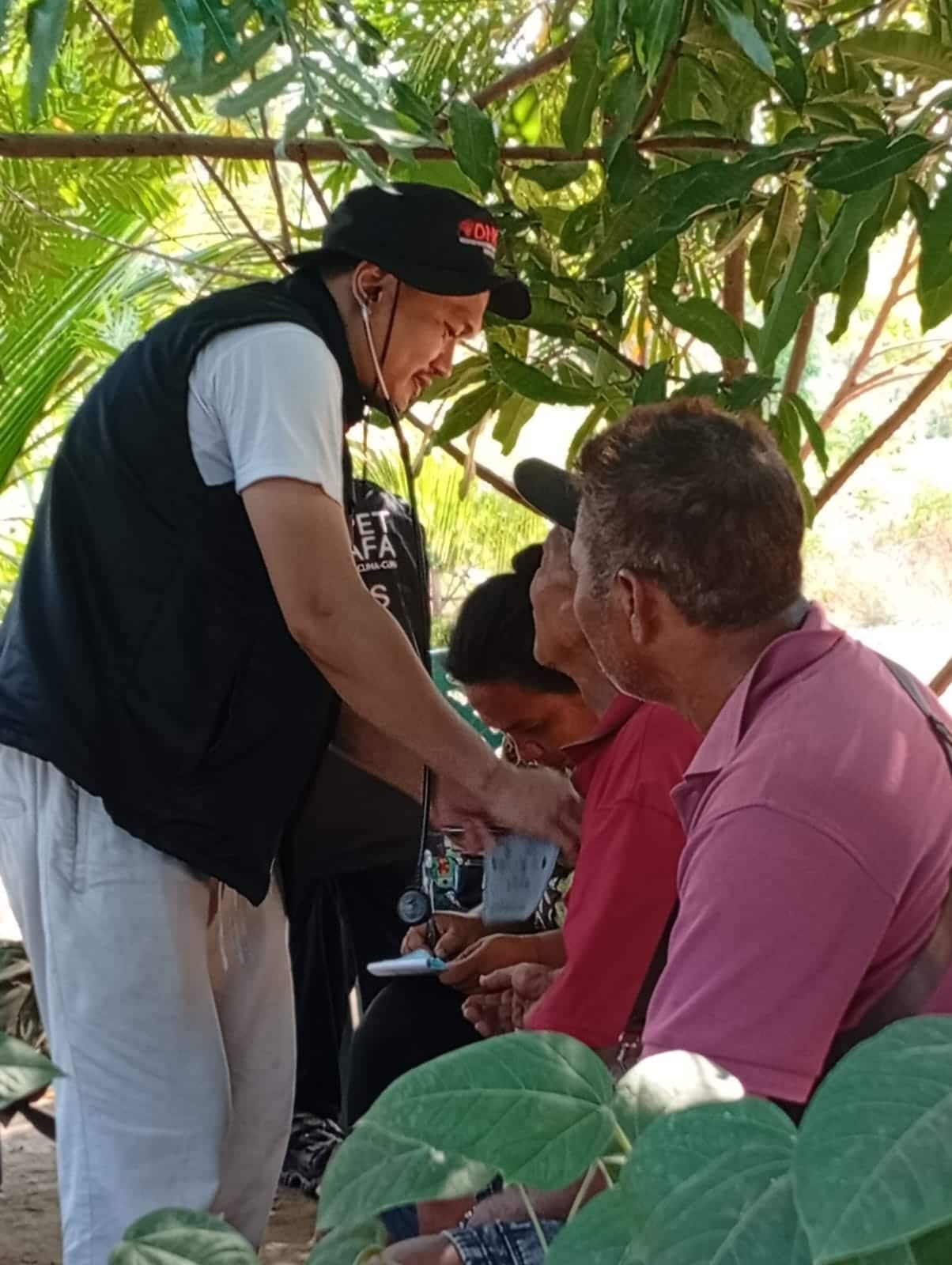 Kegiatan layanan bagi pengungsi yang dilakukan Mustakim dan relawan posko di sekitar daerah Riung, kabupaten Ngada, NTT. 