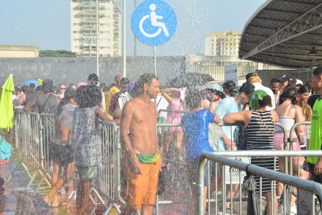 Taylor Swift Fans Deal With the Heat Prior To Her Concert