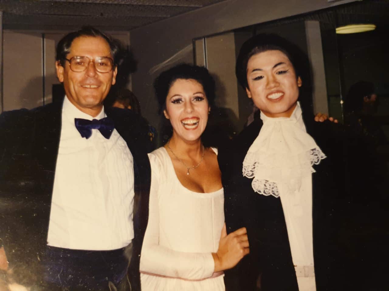 opera Magic Flute  by Mozart  Melbourne Art Center 에서 무대에 Tamino 1987.jpg