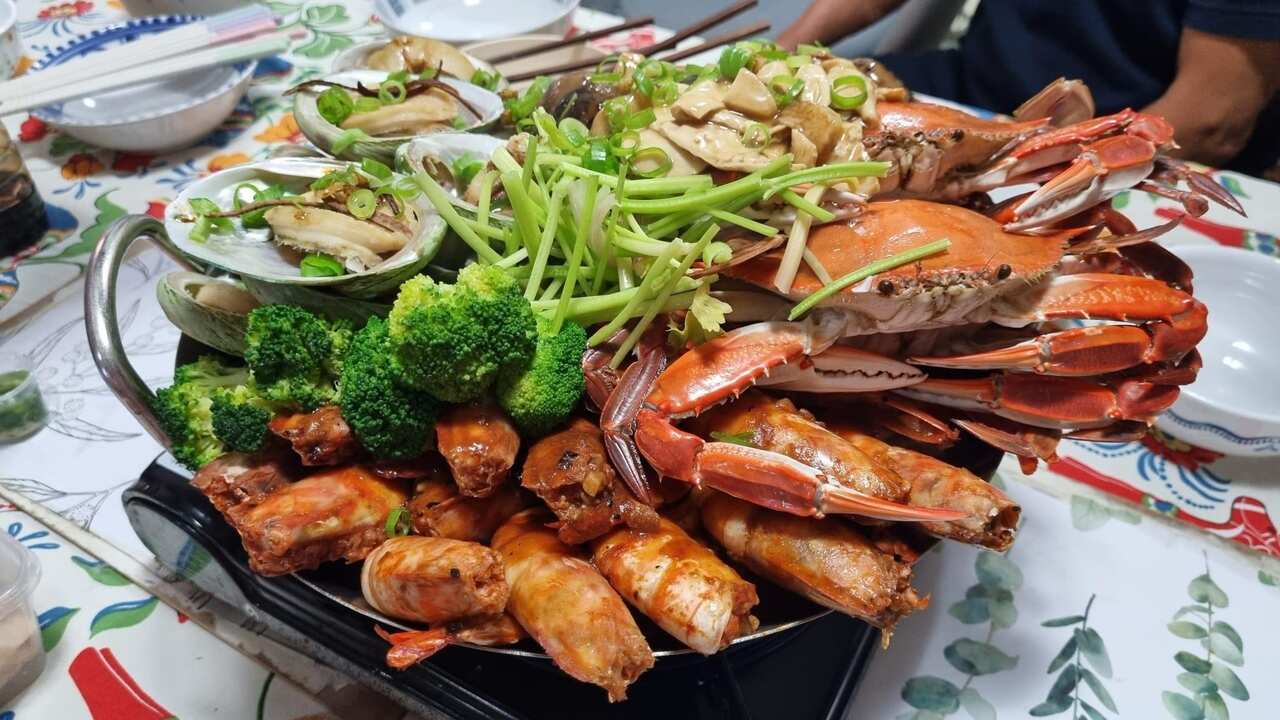 陶太說與親友做的盆菜，比以前圍村傳統盆菜更多海鮮，因為澳洲海鮮比較靚。