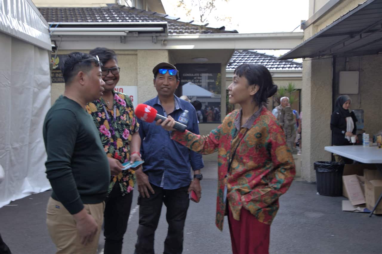 SBS Indonesian berbincang dengan para pemilih