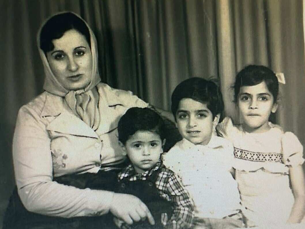 صورة قديمة للسيدة مي الجوني.jpg