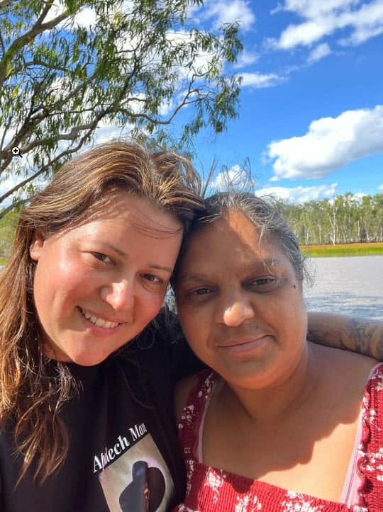 Veronica Olivetto e la "sorella" adottiva Keri Tamwoy, sindaca di Aurukun.