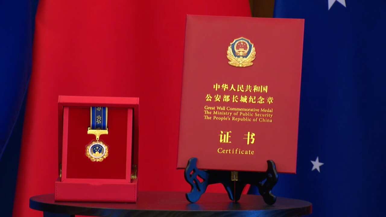 NSW Police officer Kelly Foster is posthumously awarded the Great Wall Commemorative Medal for sacrificing her life to save Chinese national Jennifer Qi in a whirlpool tragedy in 2021.