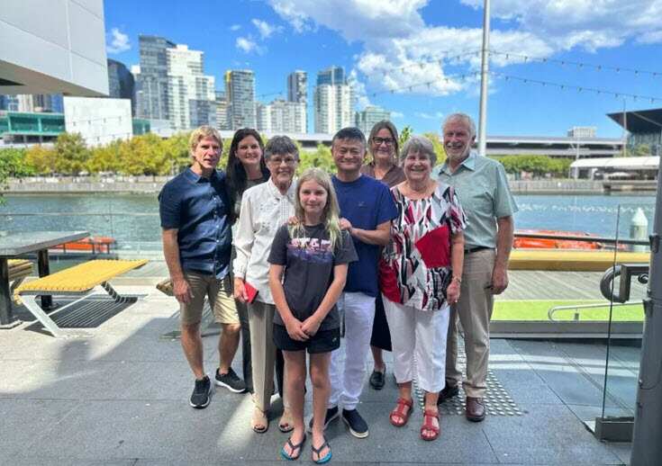 在社交平台發布，指馬雲到澳洲探望朋友並合照。