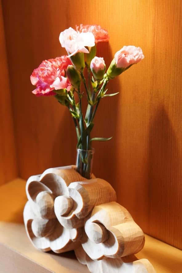 Vase using wood sculpture