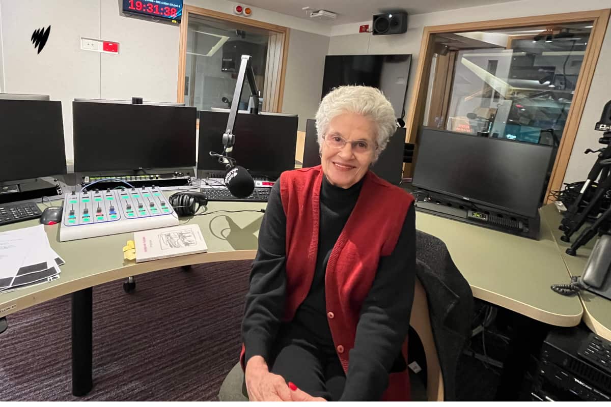 Η Ρένα Φραγκιουδάκη στο στούντιο της Ραδιοφωνίας SBS, Μελβούρνη, 2024  