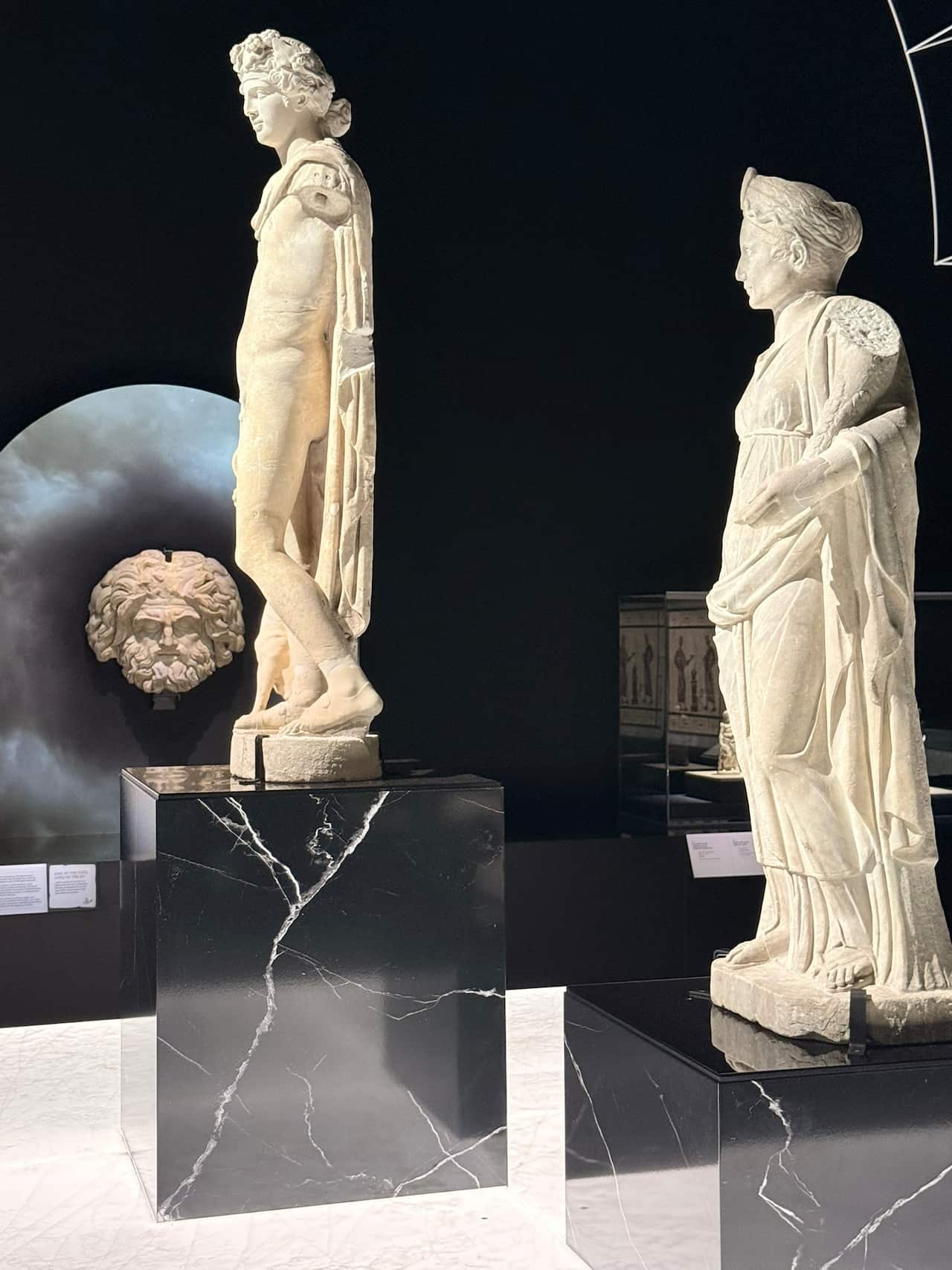 La sala dedicata al "Sacrum" della mostra.