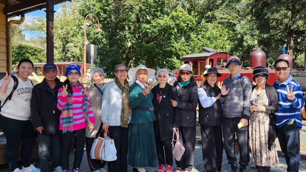 Tại một công viên có xe lửa kéo.jpg