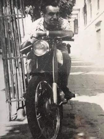 Guido Di Mezza, ritratto su una moto a Sydney negli anni '60.