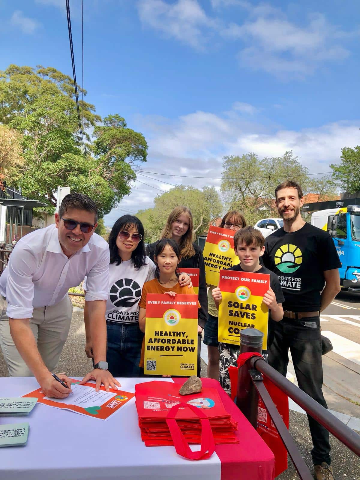 Lucy和当地MP一起推广太阳能板进学校