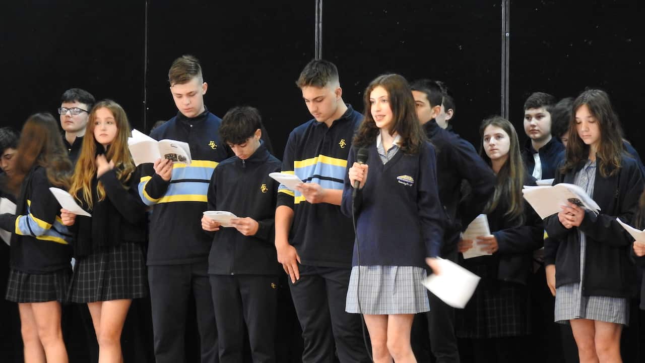 Students read.jpg