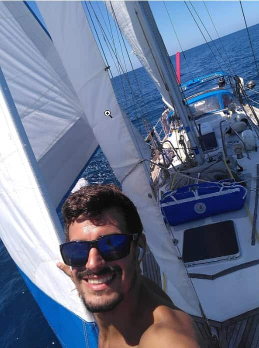 Vittorio Amestoy in barca nell'oceano.