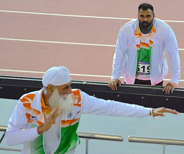 ਏਸ਼ੀਅਨ ਚੈਂਪੀਅਨ ਸ਼ਾਟਪੁੱਟ ਖਿਡਾਰੀ ਤਜਿੰਦਰਪਾਲ ਤੂਰ ਨੂੰ ਗੁਰ ਦੱਸਦੇ ਹੋਏ ਕੋਚ ਮਹਿੰਦਰ ਸਿੰਘ ਢਿੱਲੋਂ