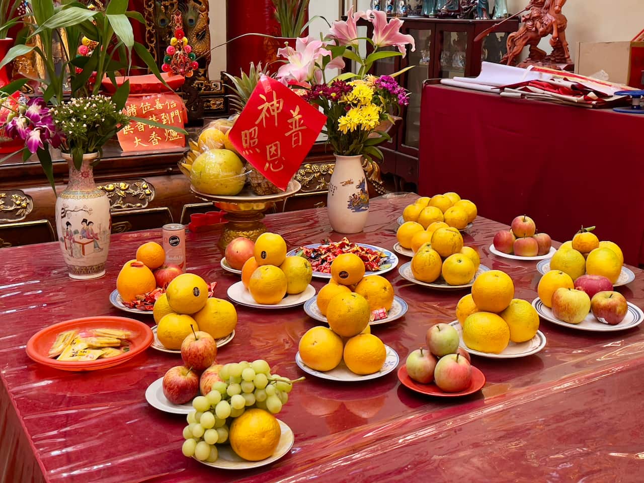 ผลไม้ที่นำมาถวายที่วัด