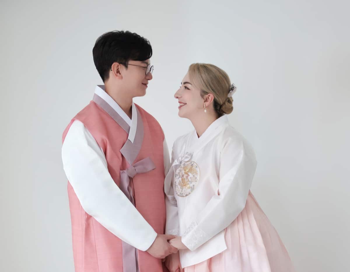 Tara and Sam in traditional Korean clothes.png