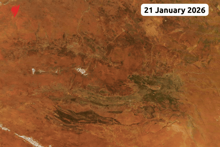 A GIF transitioning between two satellite images of the same spot of the Red Centre in January 2026, showing a red landscape, and another taken in March 2026, showing a visibly green landscape.