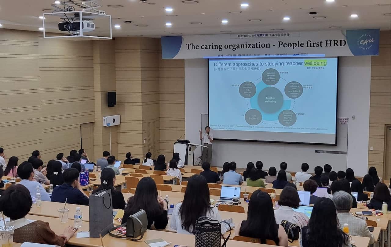 Delivering a seminar at 중앙 대학교.jpeg