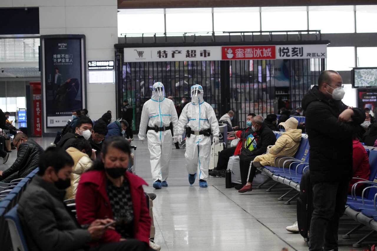 China: Police Patrol The Waiting Hall