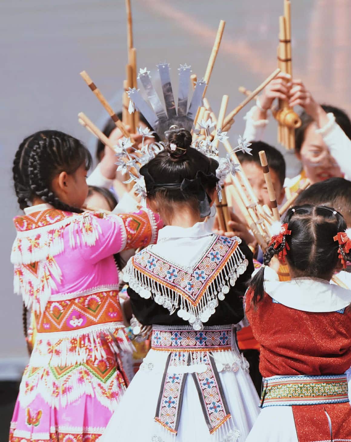 Txub ntxhais Hmoob Suav dhia qeej (Ntxawm Muas).jpg